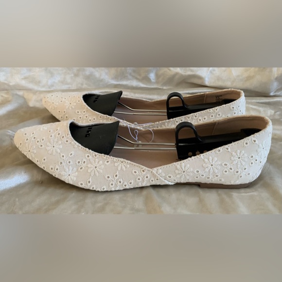 NWOT White embroidered flats - Picture 5 of 7